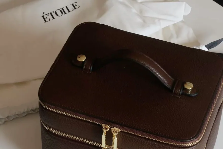 Cosmetic Bag with Thermal Insulation — Toiletry bag and cosmetic pouch specification