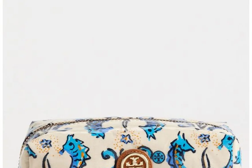 How Much Does a Cosmetic Bag Weigh? Material Weight Comparison — Beauty bag material and construction detail